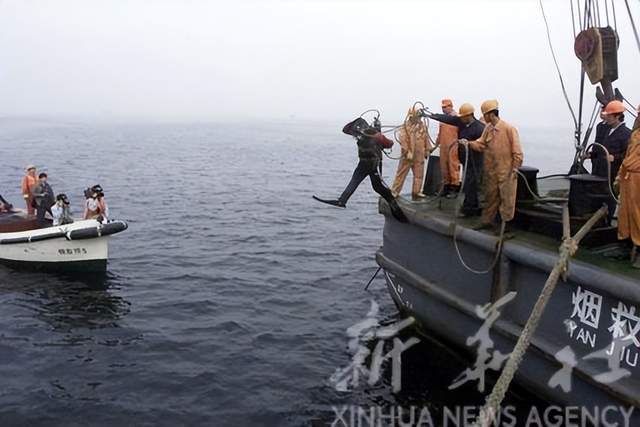 居民出海神秘發(fā)現(xiàn)，疑似水雷重物兩人難以抬動