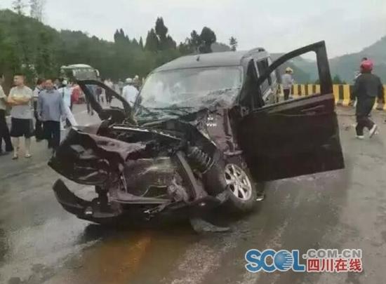 車輛失控沖進學(xué)校引發(fā)火災(zāi)，造成一死八傷重大事故